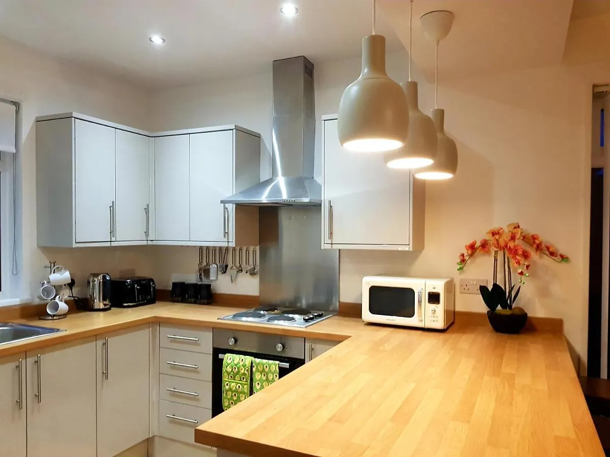 Goswick House - Entire 4Bed House Serviced Accommodation Newcastle Free Wifi & Free 2 Off Street Parking Spaces Uk Verenigd Koninkrijk