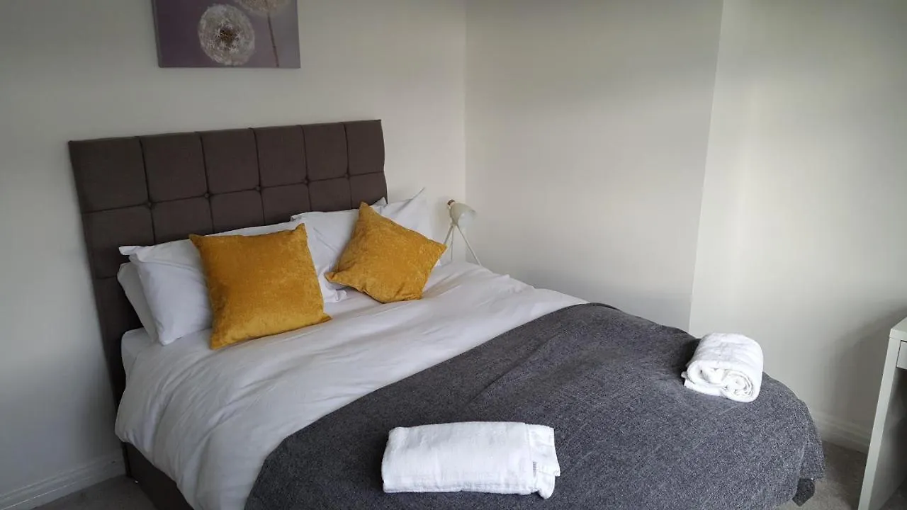 Goswick House - Entire 4Bed House Serviced Accommodation Newcastle Free Wifi & Free 2 Off Street Parking Spaces Uk Newcastle upon Tyne