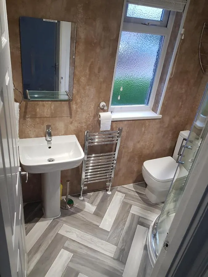 Goswick House - Entire 4Bed House Serviced Accommodation Newcastle Free Wifi & Free 2 Off Street Parking Spaces Uk Apartment Newcastle upon Tyne