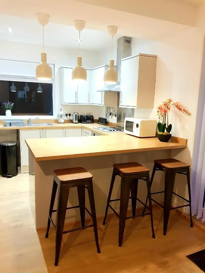 Apartment Goswick House - Entire 4Bed House Serviced Accommodation Newcastle Free Wifi & Free 2 Off Street Parking Spaces Uk