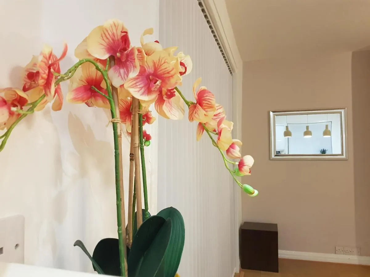 Goswick House - Entire 4Bed House Serviced Accommodation Newcastle Free Wifi & Free 2 Off Street Parking Spaces Uk Apartment