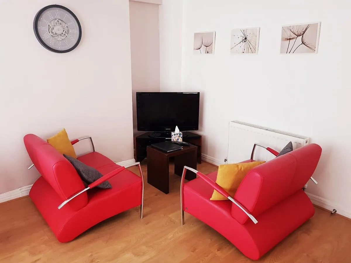 Apartment Goswick House - Entire 4Bed House Serviced Accommodation Newcastle Free Wifi & Free 2 Off Street Parking Spaces Uk
