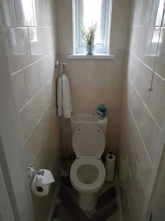 Apartment Goswick House - Entire 4Bed House Serviced Accommodation Newcastle Free Wifi & Free 2 Off Street Parking Spaces Uk Großbritannien