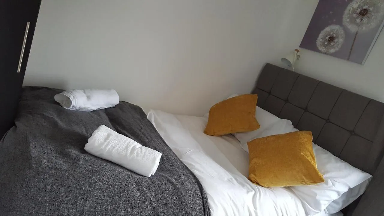 Goswick House - Entire 4Bed House Serviced Accommodation Newcastle Free Wifi & Free 2 Off Street Parking Spaces Uk 0*, Newcastle upon Tyne